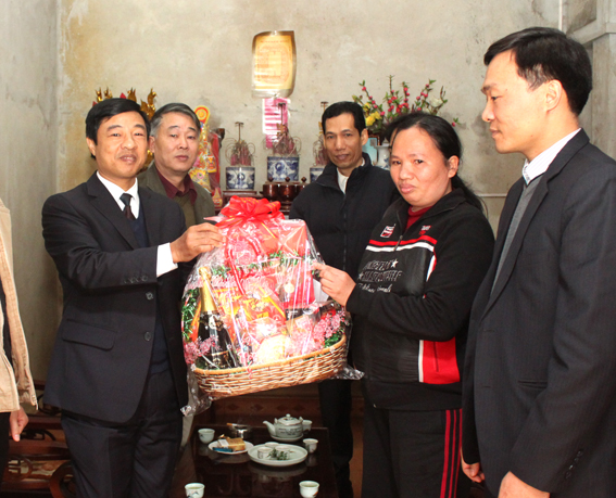 Công đoàn HANDICO thăm và chúc Tết gia đình CBCNVLĐ có hoàn cảnh khó khăn nhân dịp Tết nguyên đán Nhâm Thìn 2012